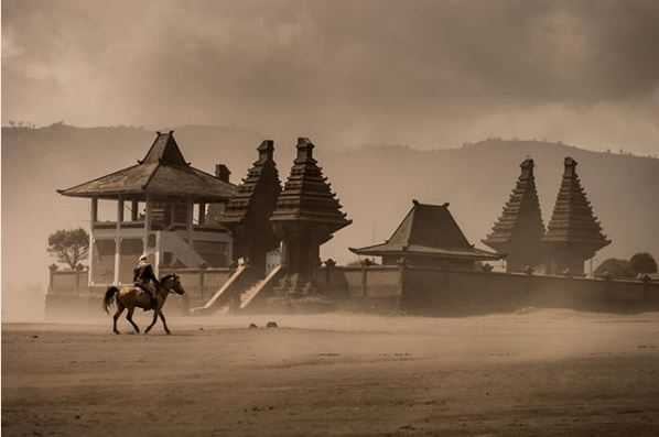 Pura Luhur Poten Bromo Tempat Ibadah Di Tengah Lautan Pasir