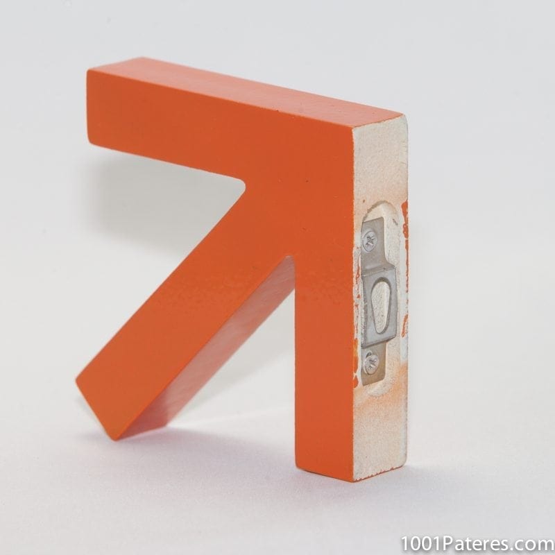 Image 1001 Patère Patere bois laque fleche orange dans le site N°1 de patère et porte-manteaux de france