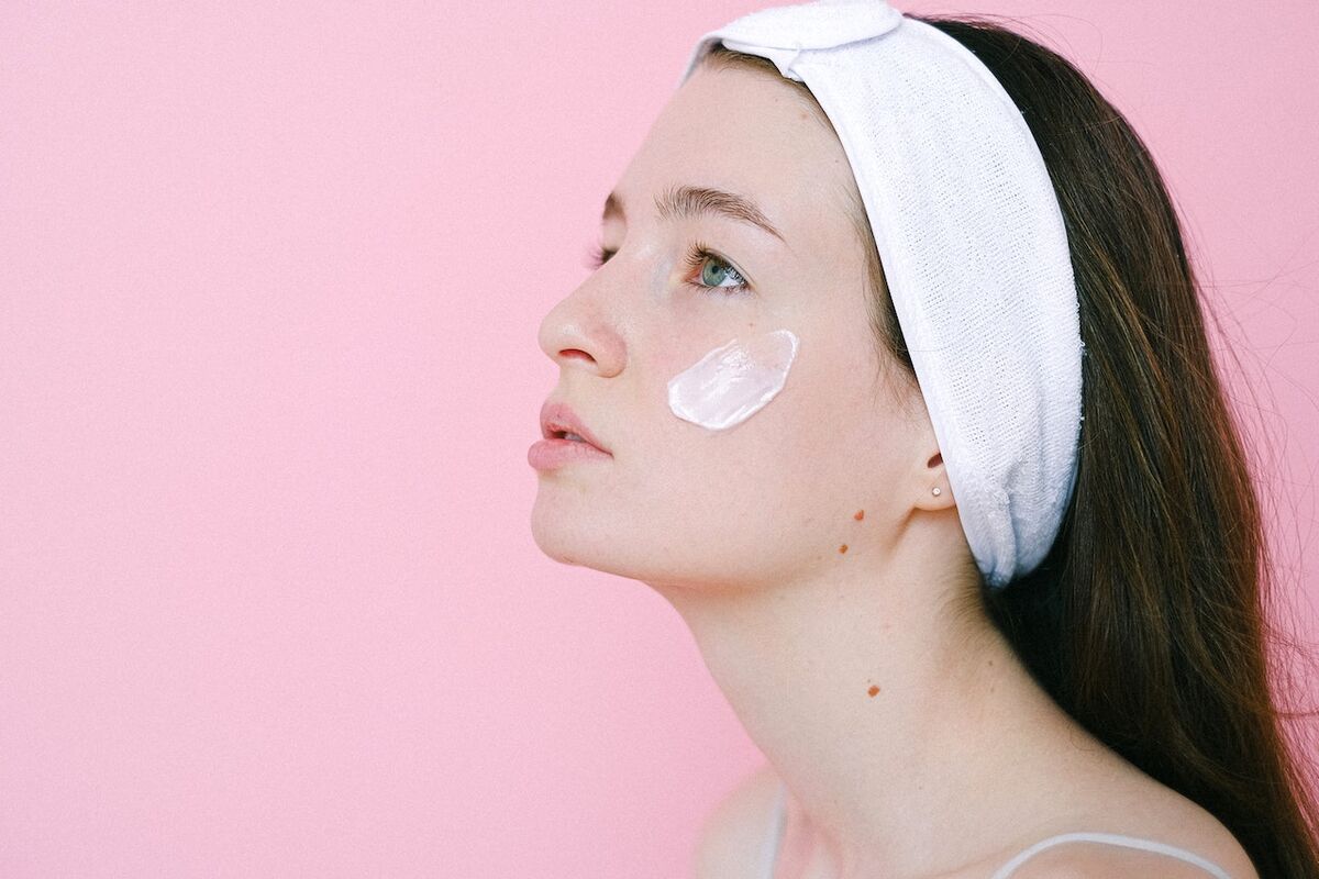 Read more about the article Jak wybrać idealny krem do twarzy dla swojego typu cery?