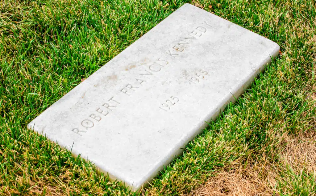 Why Was Bobby Kennedy Buried At Night? - laacib