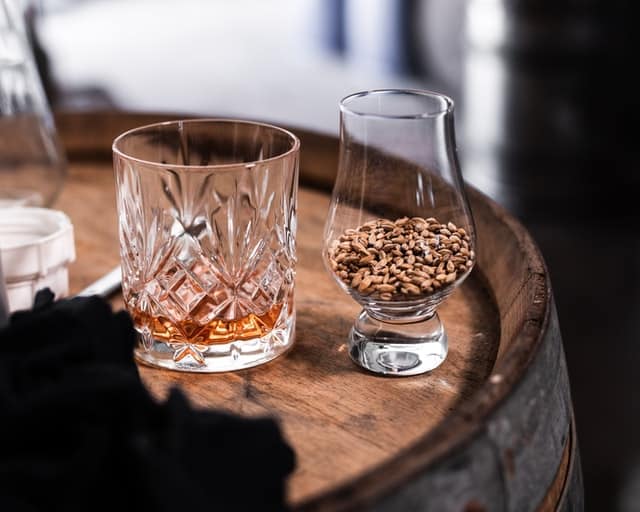 whiskey-tumbler-and-snifter