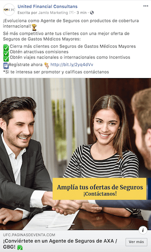 Un hombre y una mujer se dan la mano en una página de Facebook.