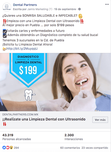 Un anuncio en facebook de una clínica dental con la foto de un dentista.
