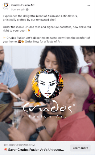 Un anuncio de facebook con un grupo de personas sentadas alrededor de una mesa.