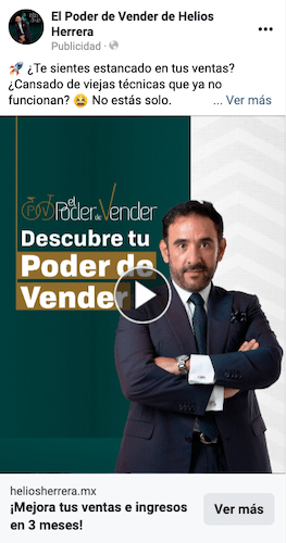Un hombre de traje está parado frente a un hombre de traje.
