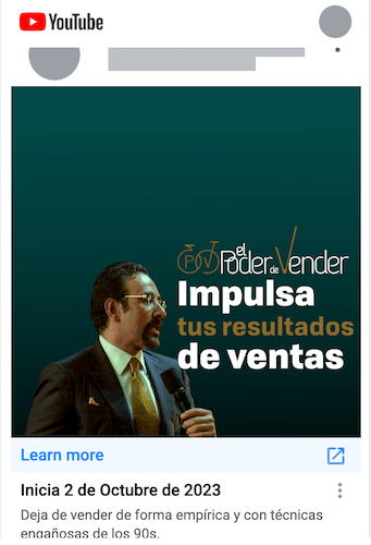 Un anuncio de youtube con un hombre frente a un micrófono.