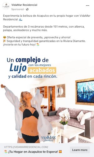 Una foto de una mujer en bikini en una sala de estar.