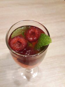 Cranberry Champagne Cocktails - How to prepare Cocktails Holidays With Champagne, Cranberry Juice, Raspberries and Mint.