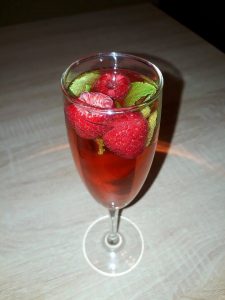 Cranberry Champagne Cocktails - How to prepare Cocktails Holidays With Champagne, Cranberry Juice, Raspberries and Mint.