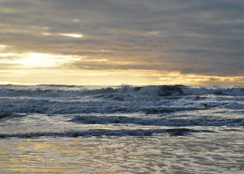 Bølgerne ruller tungt mod stranden ind i natten, vinden har lagt sig, bølgerne bliver nu mindre, snart er vandet fladt igen