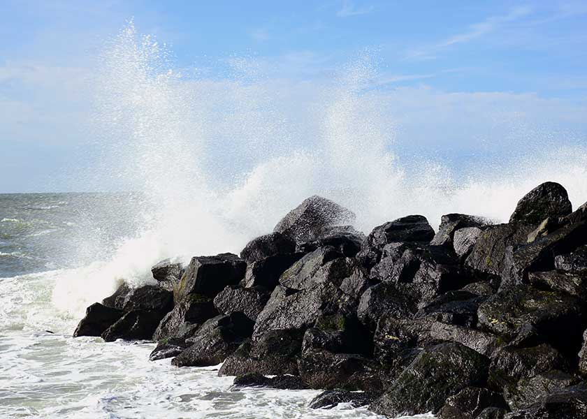 Bølgerne slår ind over høfterne i den friske vind som endnu er tilbage efter stormen