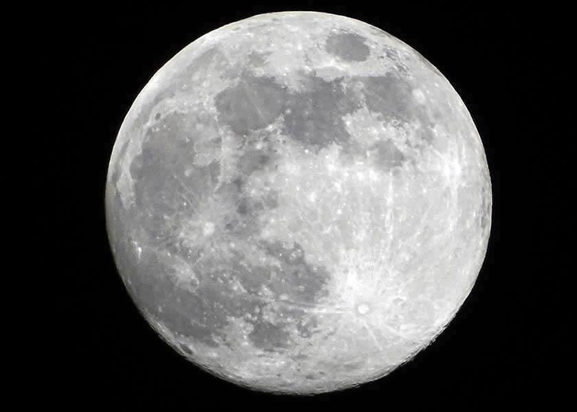Månen står stor rund og helt fuld, man ser tydelige detaljer på månens overflade