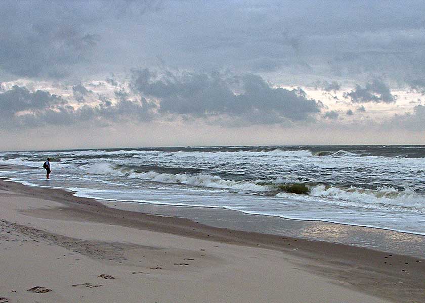 Bølgerne brydes over revlerne i den friske vind, og ender i brændingen lige før strandkanten