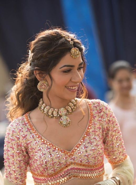 Indian Bride stitches Love Story on her Lehenga | DESIblitz