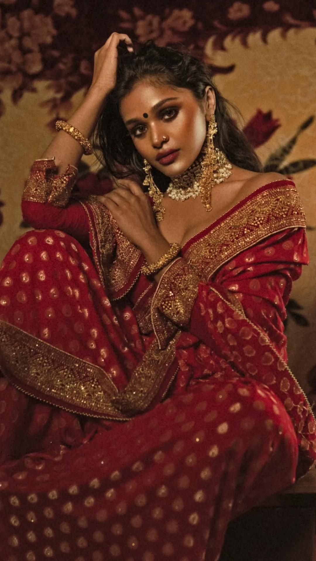 What kind of saree colours will look grand for a bride on the day of  wedding? - Quora