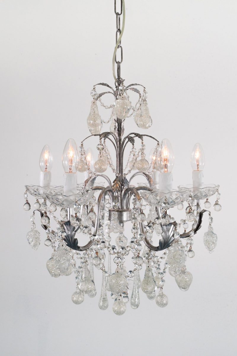 Lampadario mod. 347/5 luci argento, cm 50xh55 . Struttura in ferro battuto decorata con foglia argento e frutta di vetro cristallo con foglia argento incamiciata.